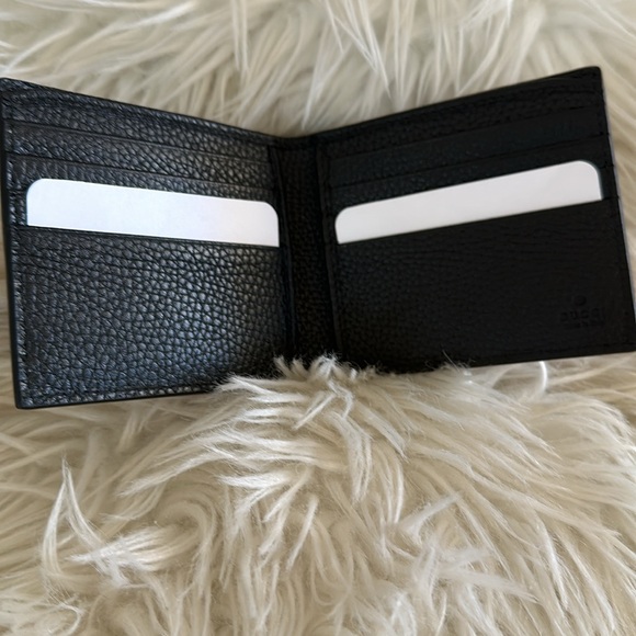 New gorgeous embossed leather wallet - Picture 2 of 3